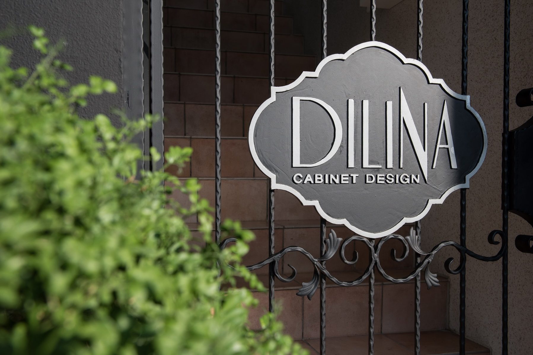 鐵花門上的 DILINA CABINET DESIGN 招牌